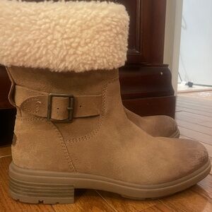 Cozy ugg Tan Suede Women's Boots size 8